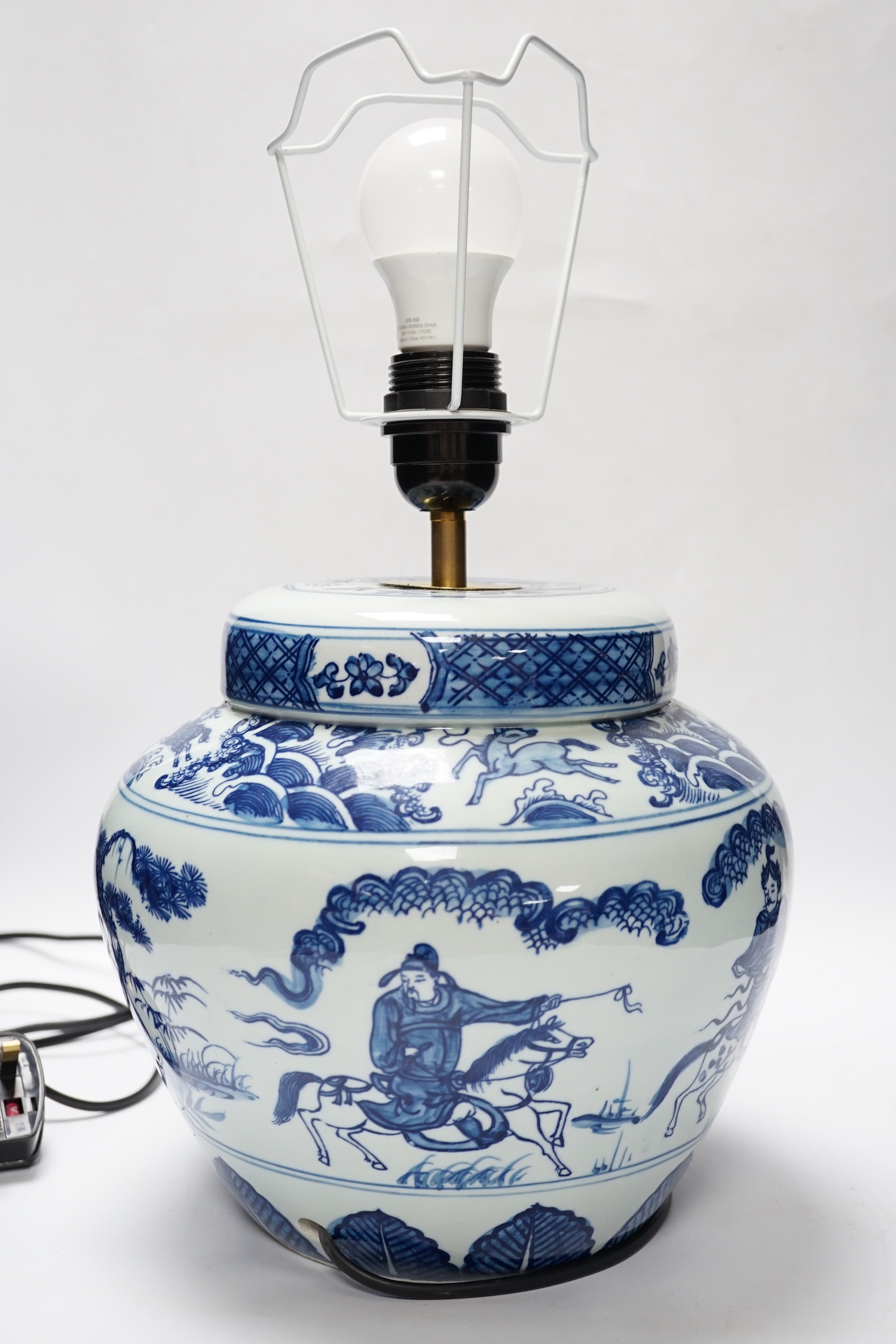 A modern Chinese blue and white table lamp, 22cm to top of porcelain